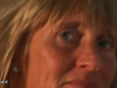 Zierliches Teen bläst und reitet einen reife frau kostenlos großen Schwanz auf der Couch