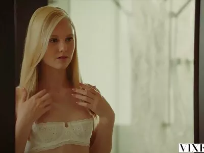 Aufgeregter Mann reife frauen free porn bohrt auf Sofa junge Blondine mit enger Muschi