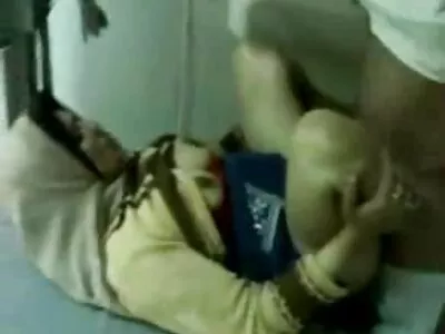 Schönes Paar konzentriert sich auf neunundsechzig reife frauen free porno Positionen vor dem Liebesspiel
