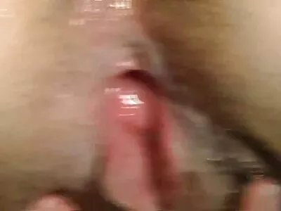 Langhaarige Brünette reife frauen kostenlos versteckt ihr Gesicht beim hausgemachten Sex mit BF
