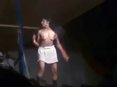 Vollbusige brünette Stripperin wird von free porn reife einer gut bestückten Kundin gebumst