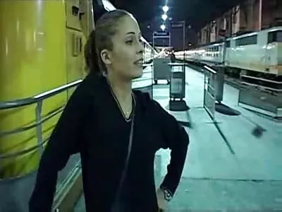 Mann in lila Hosen und Frau werden auf gratis reife damen der Couch Liebe machen
