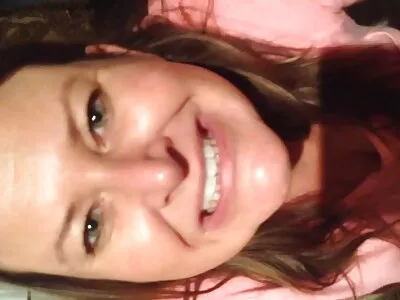 Mädchen albern während der Party in der örtlichen gratis reife damen Poolbar mit dem Kerl herum?