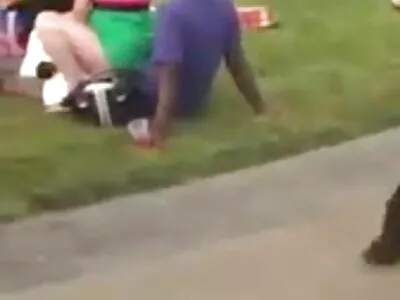 Dicker Schwanz bohrt gratis pornofilme mit reifen frauen Teenie-Küken Kehle und Muschi