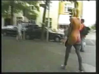 Chick in grauem Top und roten Converse-Schuhen reitet den Schwanz seines reife frauen free porno Freundes