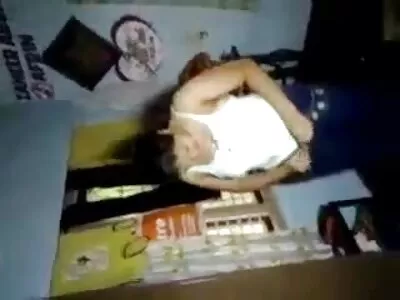 Teen reife porn tube mit lockigen Haaren nimmt einen großen Schwanz seitwärts und Doggystyle