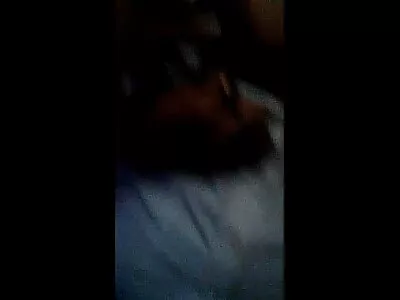 Kurvige Teen Fickpuppe nimmt Outdoor Cumshot in gratis pornos mit älteren frauen der Nähe eines Baumes