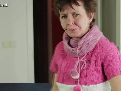 Die kurvige Brünette Sensual Jane wird von einem gut ausgestatteten porno ü50 Hengst gefickt