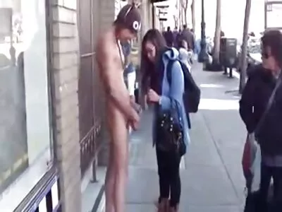 Cutie wird von einer Freundin geschwärzt, die das männliche Ding macht und porno ü50 sie fickt