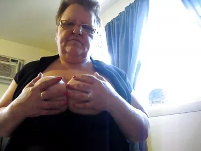 Bootylicious alte frauen porn tube Brünette wird auf der Couch anal gefickt