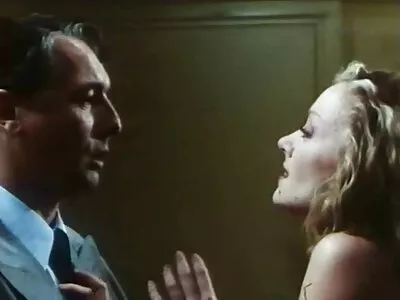 Eine andere Schlampe schüttelt kostenlose sexfilme reife frauen Männerbrüste vor der Kamera